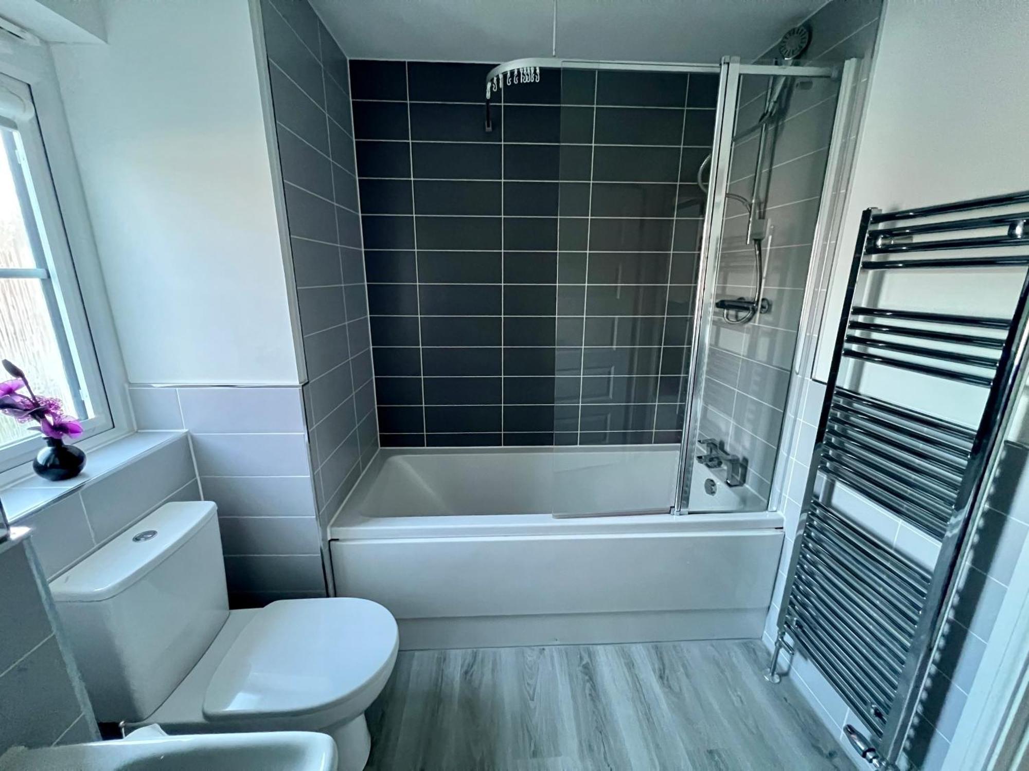 Beautiful 4-Bedroom House With Private Garden & Parking Edinburgh Ngoại thất bức ảnh